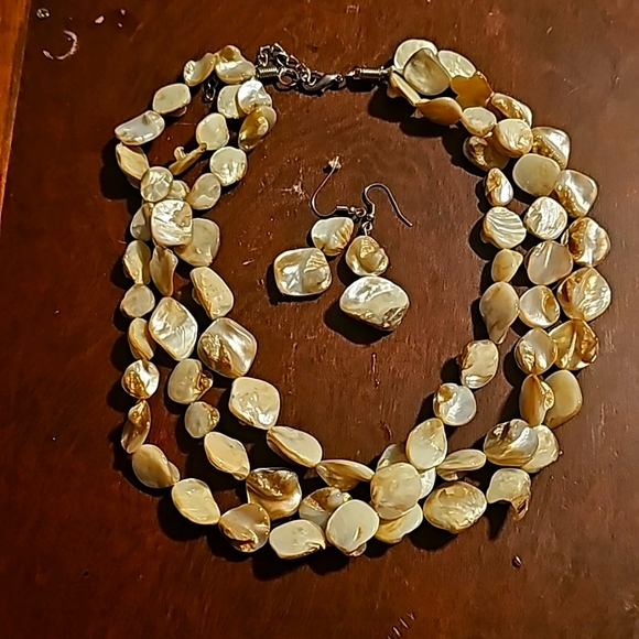 Mother of Pearls Necklace & Earrings, Pierce, 3 Strand, Lobster Clasp Closure - Picture 6 of 8